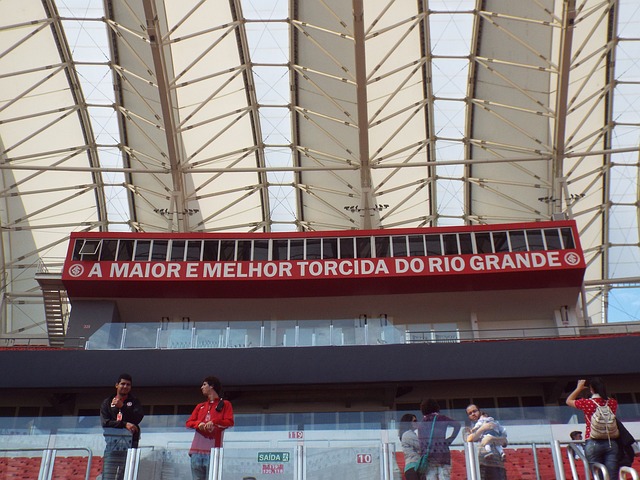 克兰伸出援 克兰伸出援